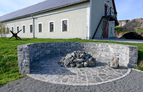 Kamenné ohniště a dlažba