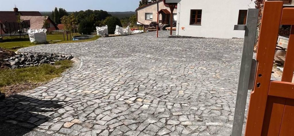 Hradní dlažba, zídky a schody z čediče: Monumentální síla přírodního kamene