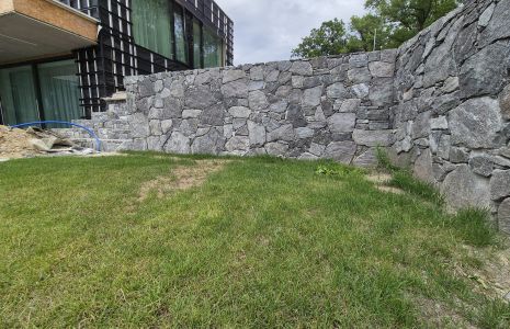 Žulová zídka a schodiště: Moderní vzhled „na sucho“