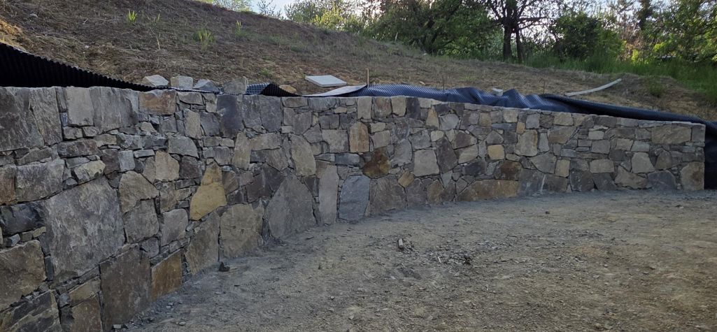 Opěrná zeď z přírodního kamene – Droba