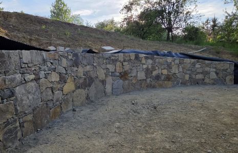 Opěrná zeď z přírodního kamene – Droba
