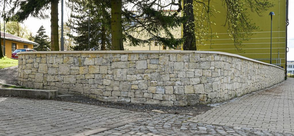 Zídka z přírodního kamene (opuka) – Precizní ruční opracování bez viditelných spár