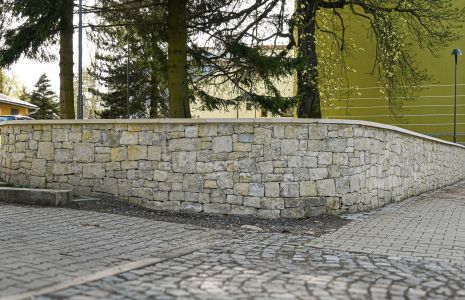 Zídka z přírodního kamene (opuka) – Precizní ruční opracování bez viditelných spár
