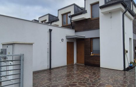 Pokládka porfirové dlažby: Ideální řešení pro příjezdové cesty a terasy