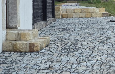 Kombinace žulových odseků a pískovcových konstrukcí