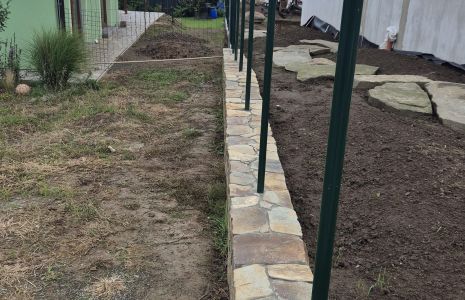 Okrasná zídka z moravské droby – Estetický terénní předěl